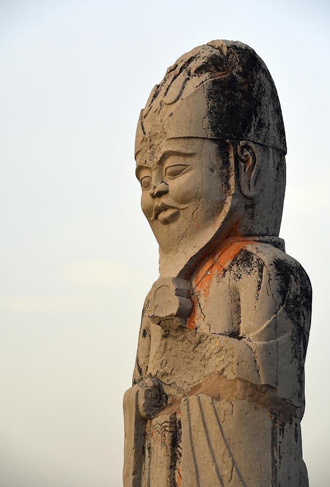这是陕西蒲城唐桥陵国家考古遗址公园神道上的翁仲石刻（4月17日摄）。