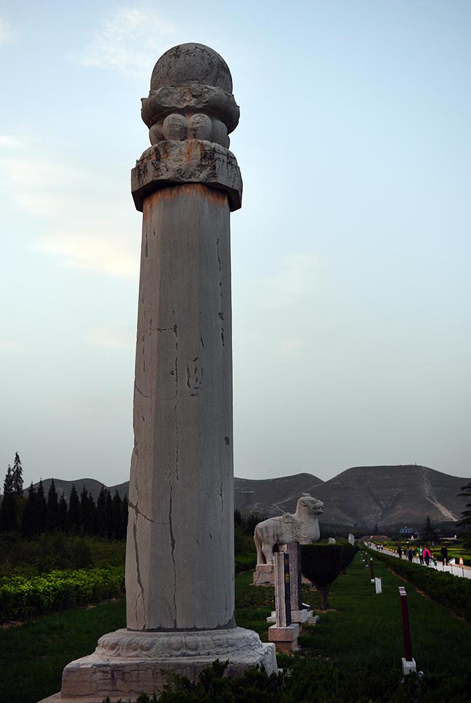 4月17日，游人在陕西蒲城唐桥陵国家考古遗址公园内观赏石刻。