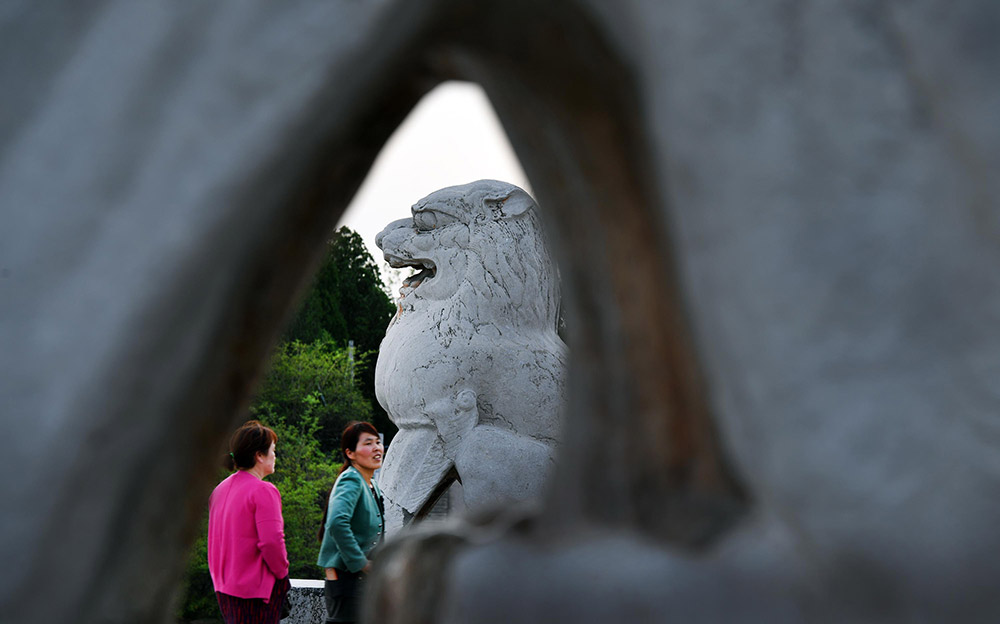 4月17日，游人在陕西蒲城唐桥陵国家考古遗址公园内观赏石刻。