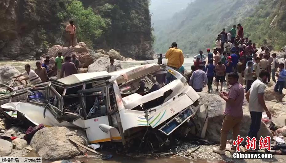 印度一旅游大巴坠落山谷 已致45人死亡