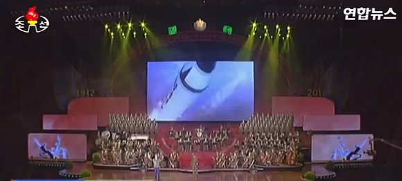 朝鲜阅兵式庆祝晚会，舞台屏幕现导弹发射画面