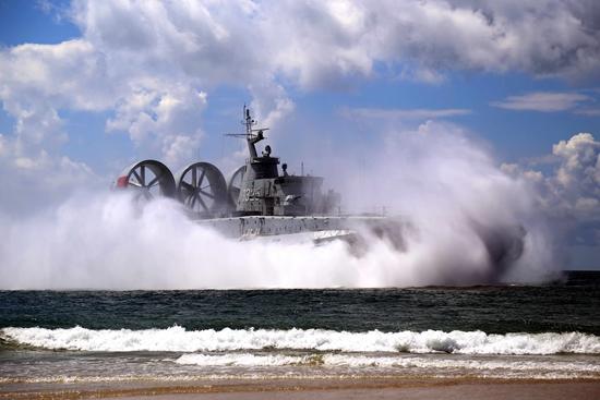 中国海军新型气垫登陆艇。顾亚根/摄