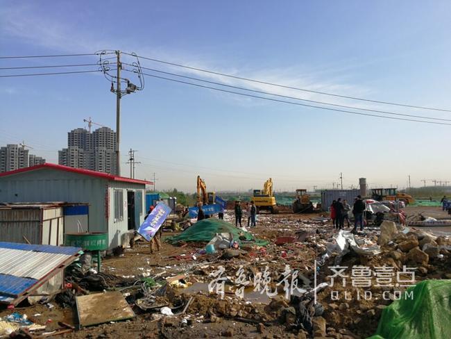 济南运石车侧翻砸塌路边板房 屋内民工3死6伤