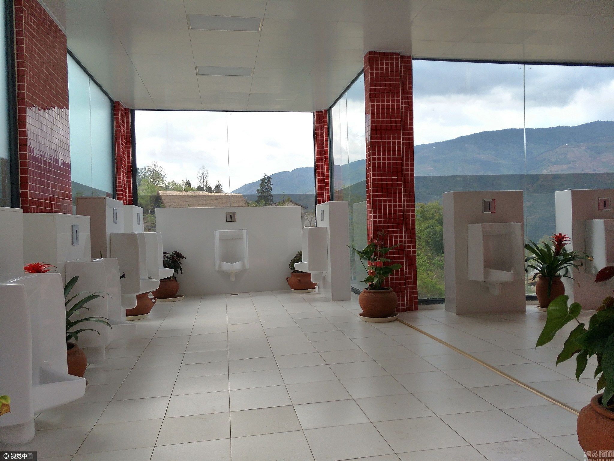 大理景区现透明厕所 可以边赏风景边方便