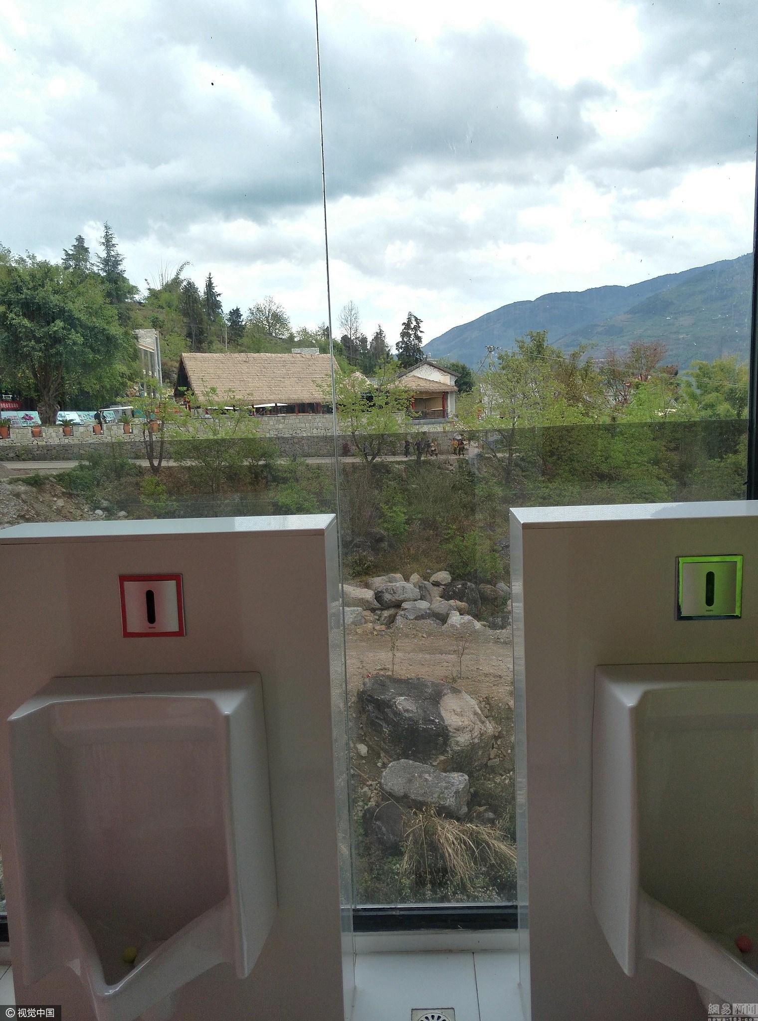 大理景区现透明厕所 可以边赏风景边方便