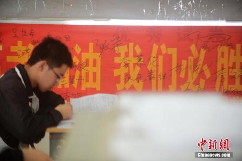 资料图：2016年5月25日，江苏扬州一所中学校园内挂满了正能量励志横幅标语。孟德龙 摄