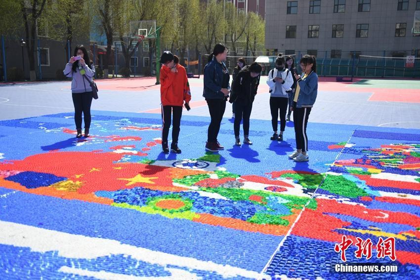 长春大学生用近30万瓶盖拼巨幅世界地图(图)