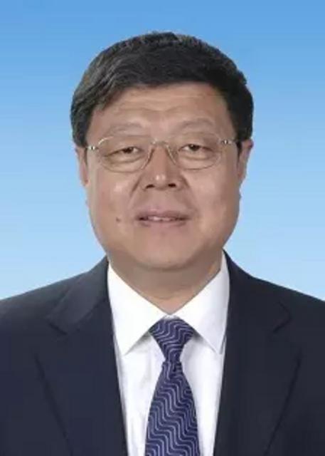 历任烟台市发展计划委员会副主任;龙口市委副书记,市长;单县县委书记