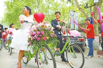 小伙骑共享单车迎娶新娘 50辆迎亲车队成本50元
