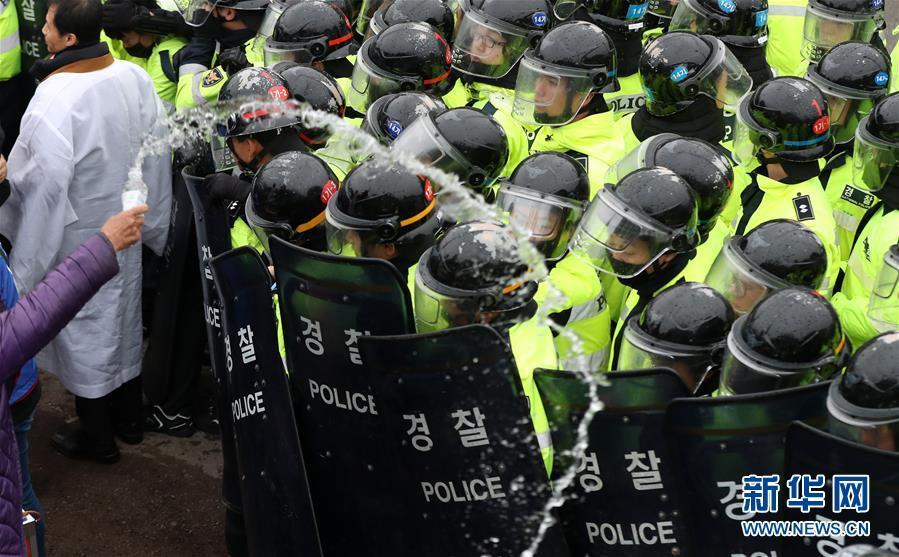 萨德部分装备在韩部署 警方与当地居民发生冲突