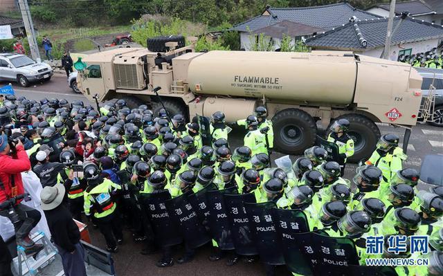 4月26日,在韩国庆尚北道星州郡,"萨德"反导系统部分装备在警察的护卫