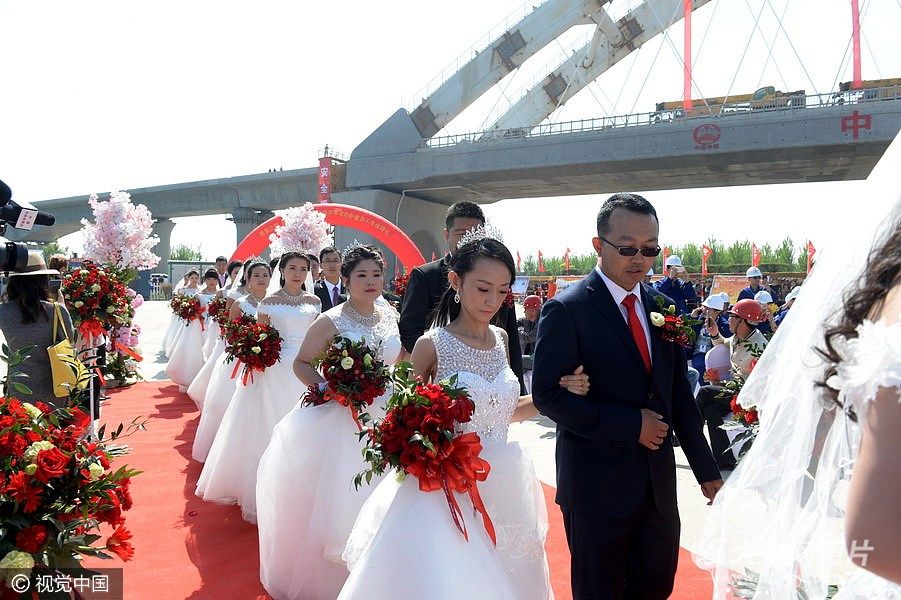 16对新人在济青高铁工地举办集体婚礼
