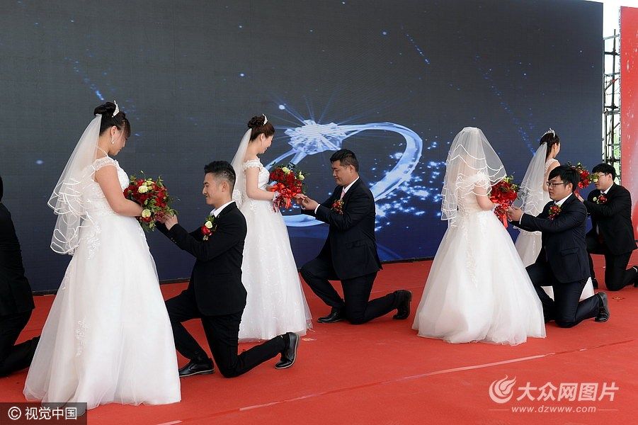 16对新人在济青高铁工地举办集体婚礼