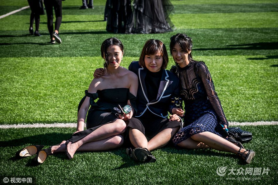 北京一学校成人礼上演“公主抱” 1年学费17万