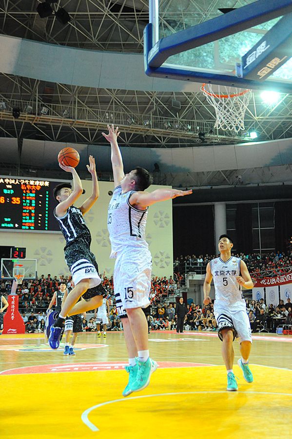 高清：青岛上演大学篮球巅峰对决 北大胜清华