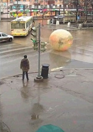 男子藏身太空球像仓鼠一样滚跑过马路 惊呆路人