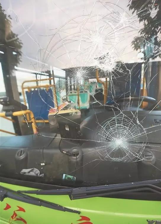 被砸的公交车玻璃