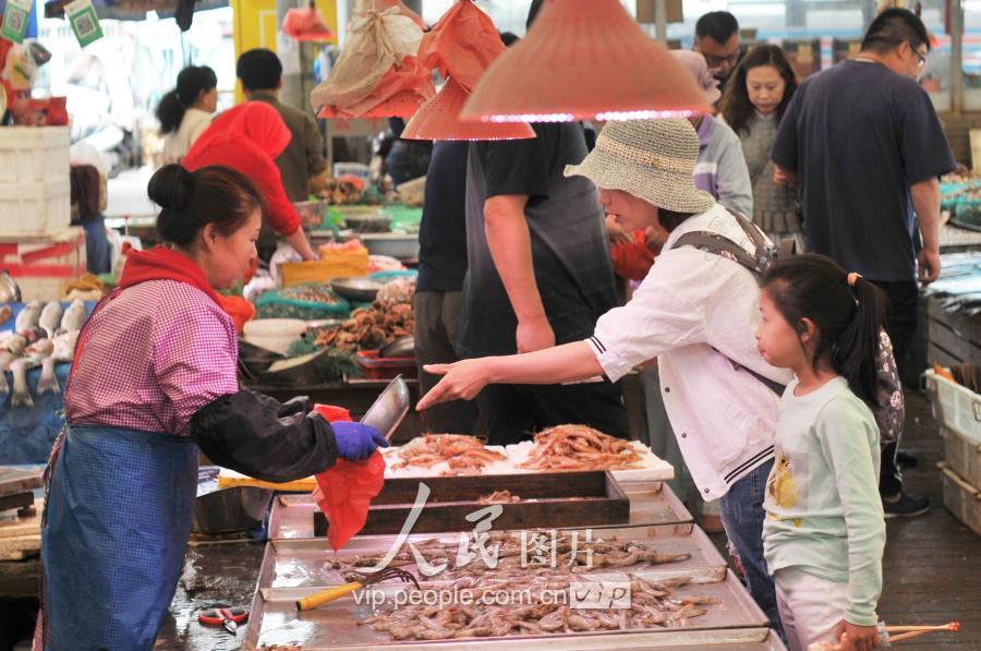 春鲅鱼抢滩青岛海鲜市场 销售火爆价格略上浮