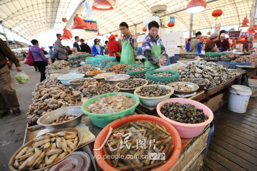 春鲅鱼抢滩青岛海鲜市场 销售火爆价格略上浮