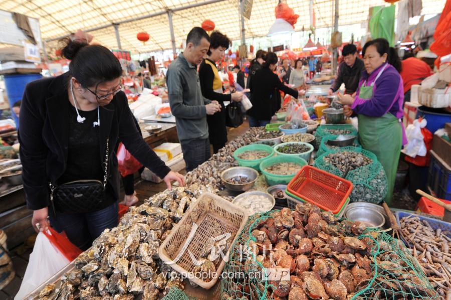 青岛贝类海产大量上市 休渔期拉动小海鲜热销