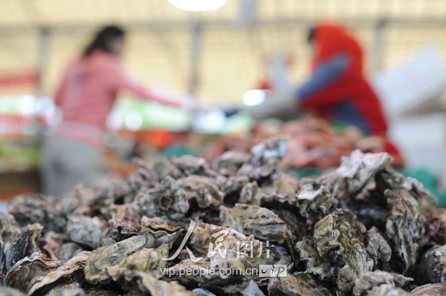 青岛贝类海产大量上市 休渔期拉动小海鲜热销