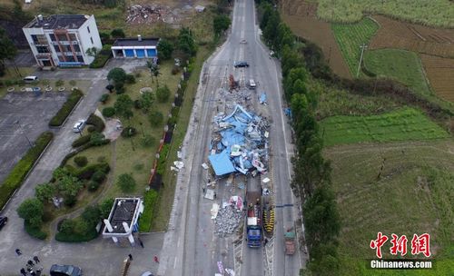 2016年1月13日，209国道广西柳州市融安县浮石镇路段浮石收费站被拆除。谭凯兴 摄