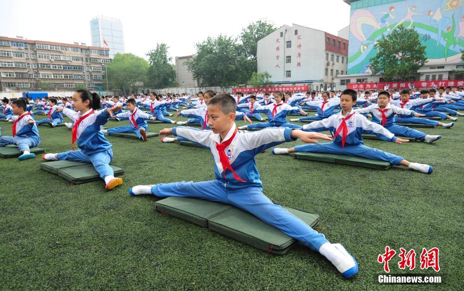 组图：济南中小学运动会实拍 一字马领风骚