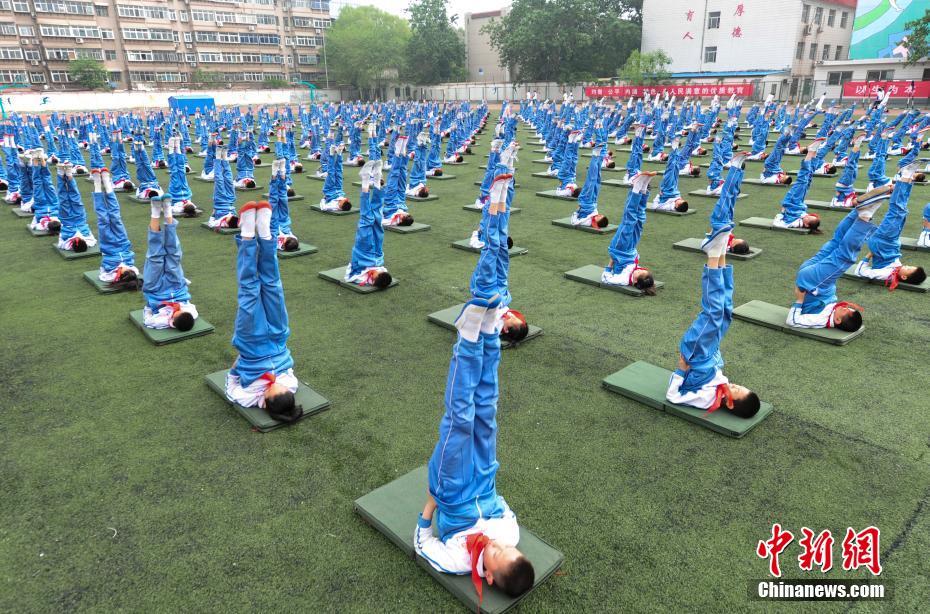 组图：济南中小学运动会实拍 一字马领风骚