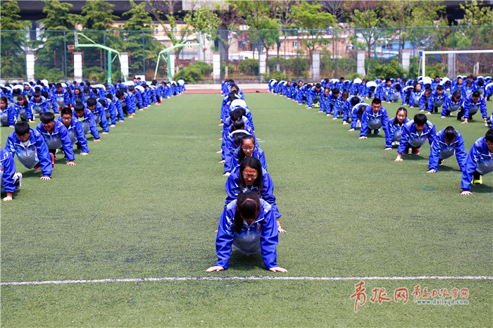 青岛千名高中生同练平板支撑 