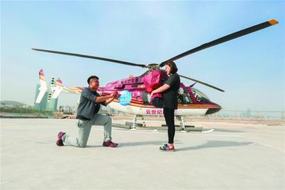 男子乘直升机试飞体验 下机后跪地求婚感动女友
