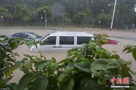 广东多地遭强降雨袭击 打破省3小时雨量极值