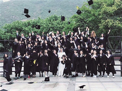 重庆文理学院2013级旅游对口班毕业照。