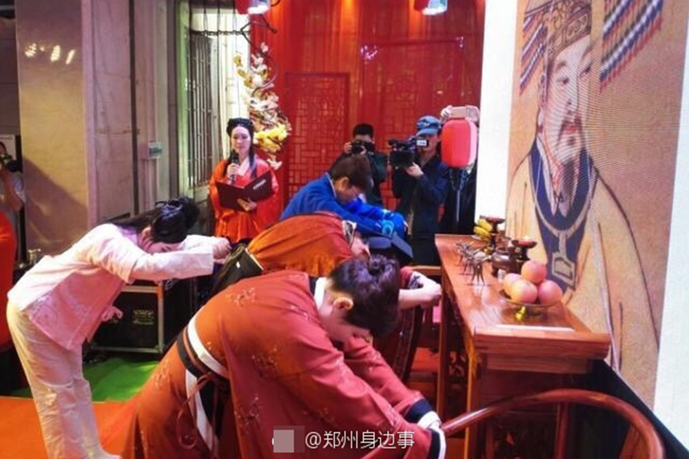 拜黄帝着汉服中年夫妻为18岁女儿办成人礼图
