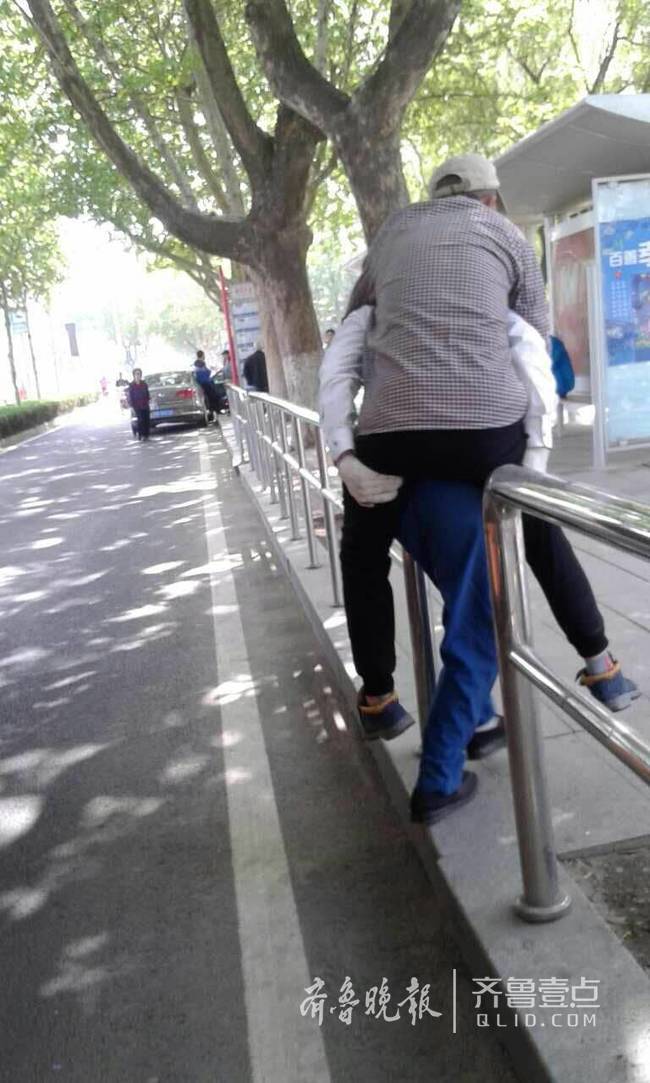 老人腿脚不便公交司机背到站台 照片刷爆朋友圈