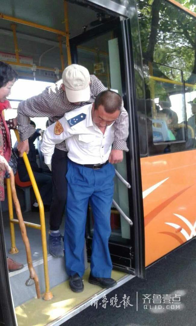 老人腿脚不便公交司机背到站台 照片刷爆朋友圈