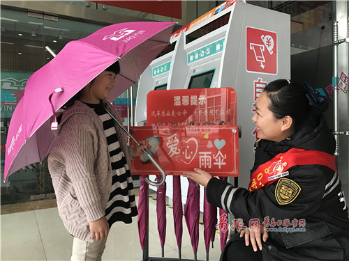 一位刚抵达青岛的小旅客借用爱心雨伞_副本.jpg