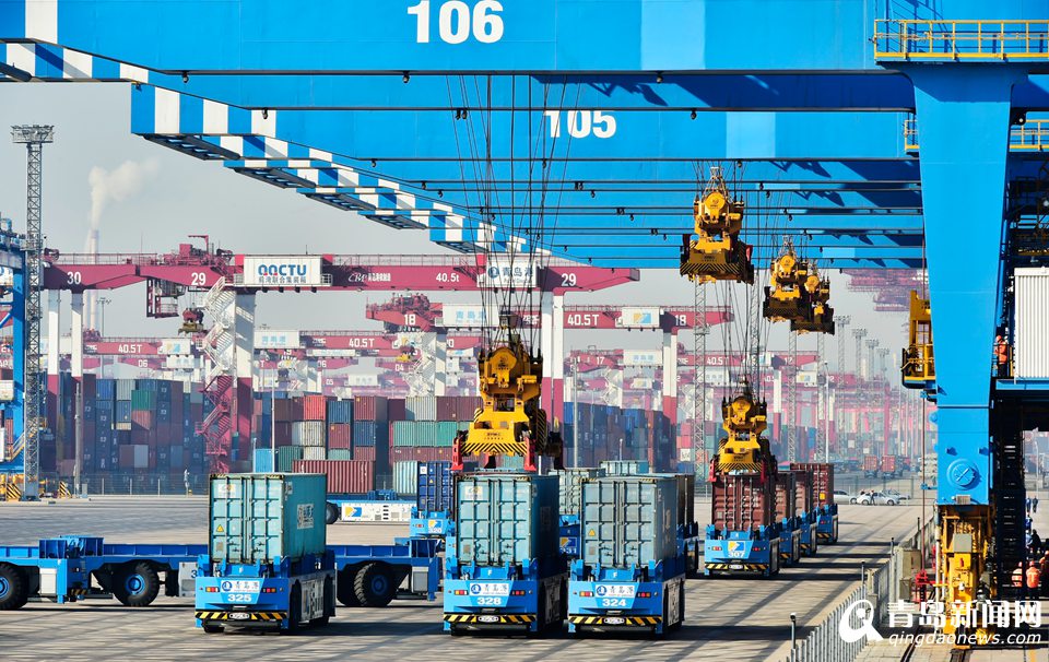 青岛港全自动化集装箱码头亮相 亚洲独一份