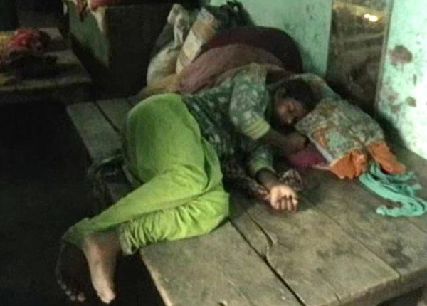 印度19岁女孩被黑心商人活埋2小时后获救(图)