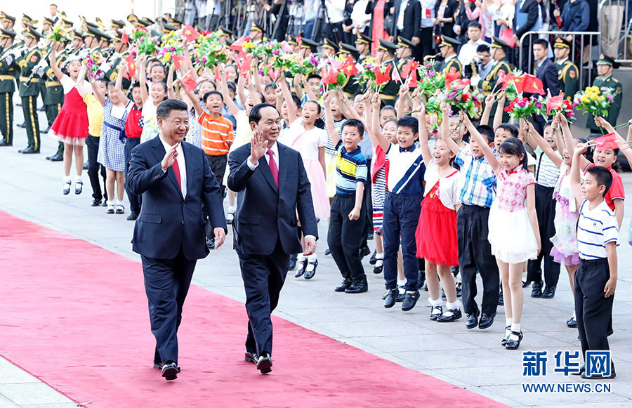 5月11日，国家主席习近平在北京人民大会堂同越南国家主席陈大光举行会谈。这是会谈前，习近平在人民大会堂东门外广场为陈大光举行欢迎仪式。新华社记者 鞠鹏 摄