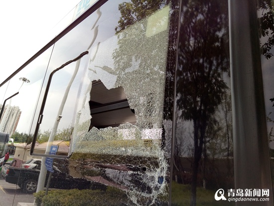 没赶上公交车 年轻男子扔包砸破车窗玻璃