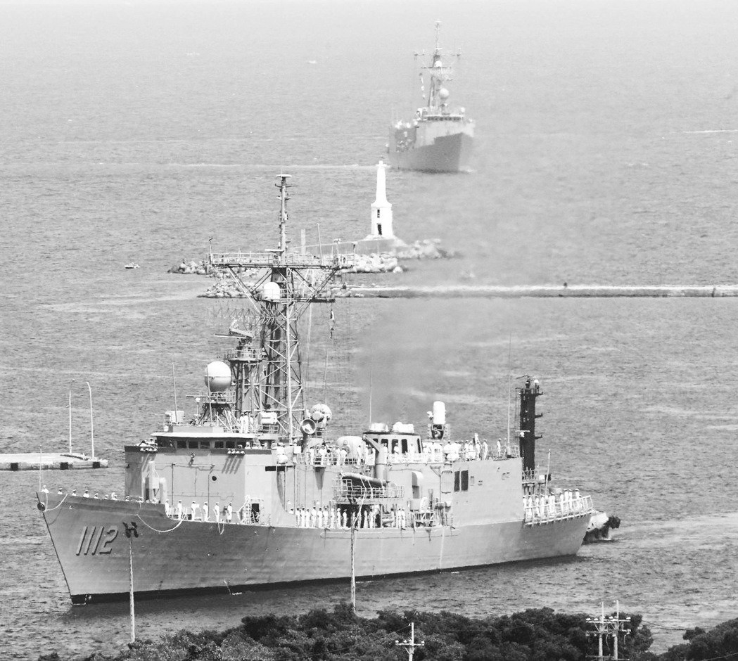 两艘“佩里”级护卫舰13日抵达高雄。
