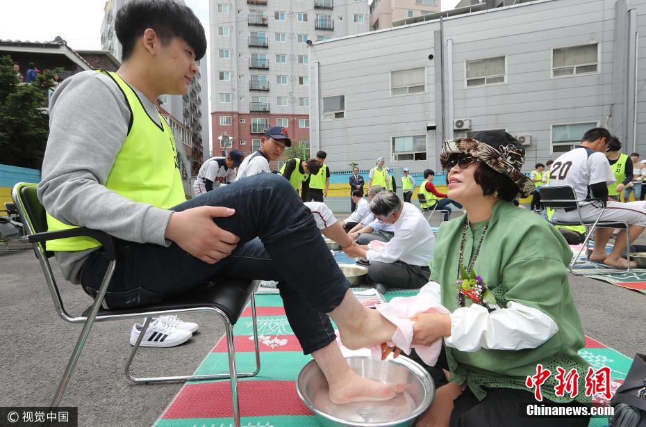 韩国迎接教师节 老师集体为学生洗脚