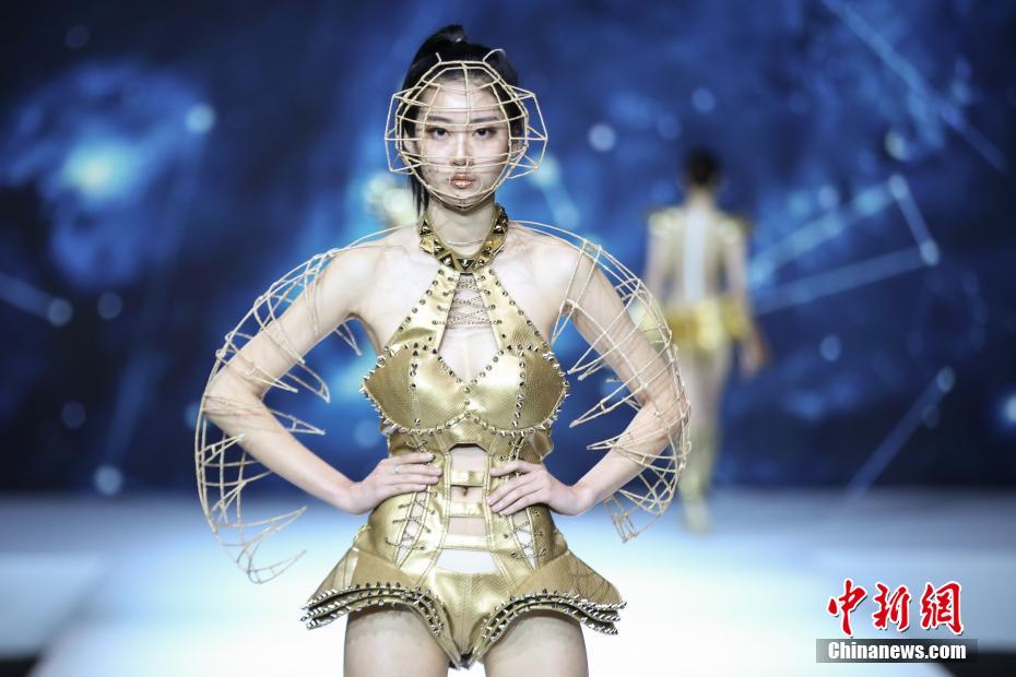 2017中国国际大学生时装周 模特演绎华丽时装盛宴