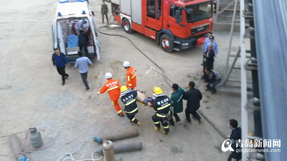 男子卷入搅拌机 消防官兵破拆机器救人