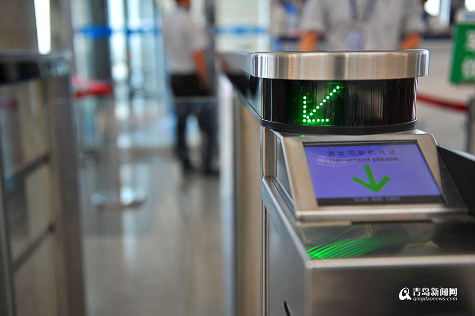 青岛机场开启智能乘机模式 1分钟自助托运行李