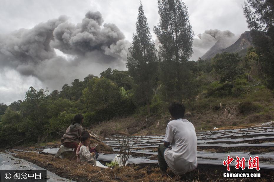印尼火山持续喷发 附近民众淡定劳作