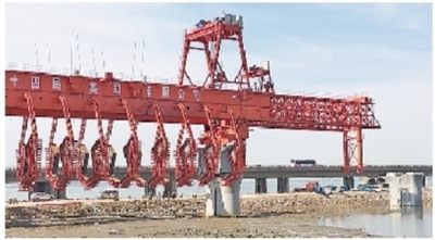 青连铁路跨胶州湾特大桥开始架梁 全长8941米