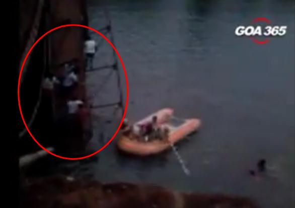 印度民众桥上围观自杀致桥坍塌 造成1死30失踪