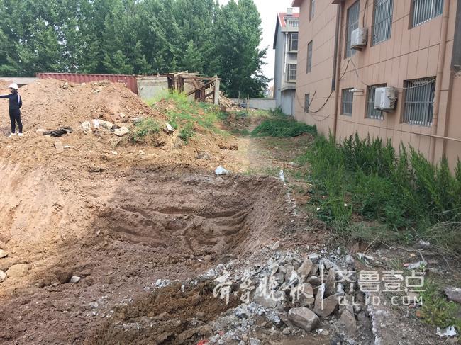 工地挖到了民房边 胶州规划部门介入施工暂停