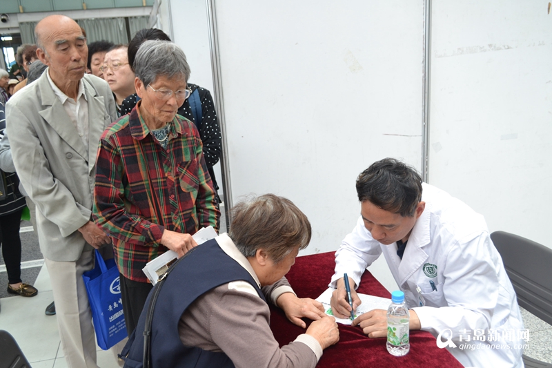 青岛市首届养生节举行 50名医现场为市民把脉